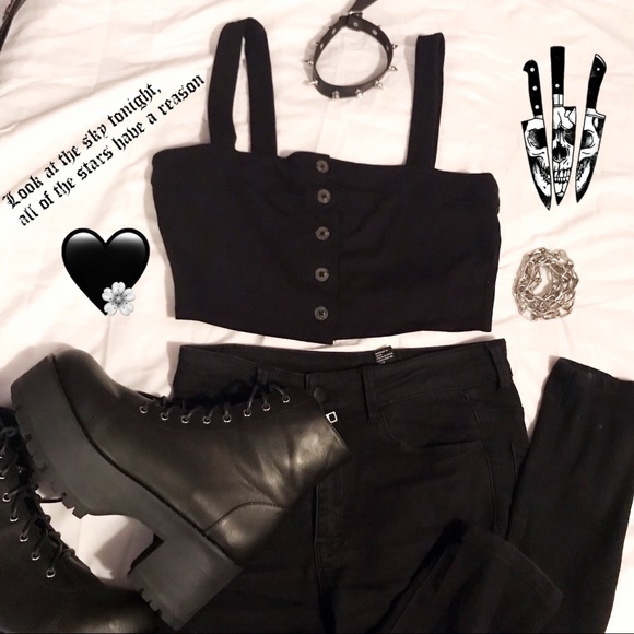 Forever 21 Tops - *TOP* Forever 21 Black Crop Top w Buttons